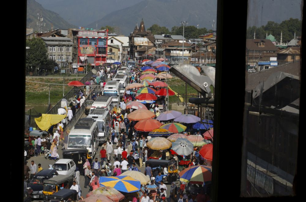 Shoppers rush creates massive traffic snarls in Srinagar