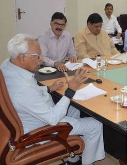 Governor reviews issues relating to border residents
