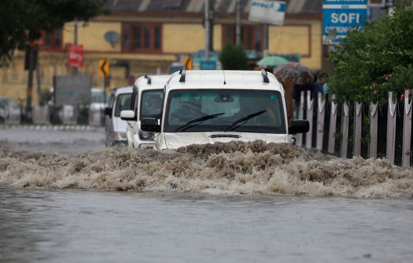 Heavy rains bring down temp in Kashmir