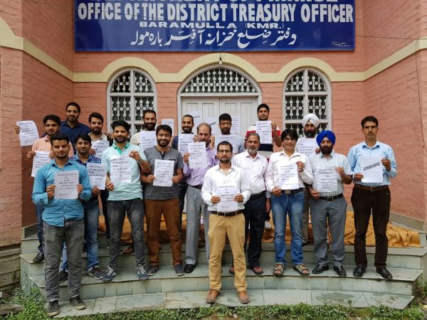 Treasuries shut in Baramulla, striking employees stage protest