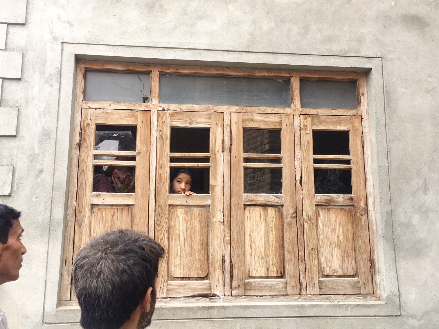 Forces vandalize property, thrash people; detain civilian during night raid at Ichgam Budgam