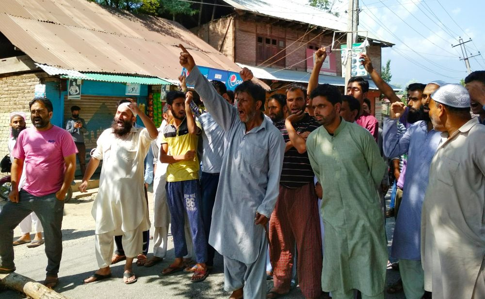Residents of Shahpora in Ganderbal stage protest against PHE