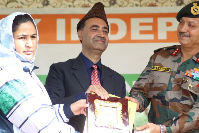 Washu International Champion Jabeena conferred ‘District Sports Women Award’ in Baramulla
