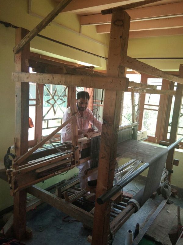 PULWAMA PASHMINA SHAWL ARTISANS STARE AT A BLEAK FUTURE