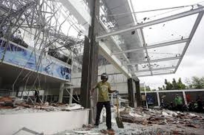 At least 98 dead after quake slams Indonesian island