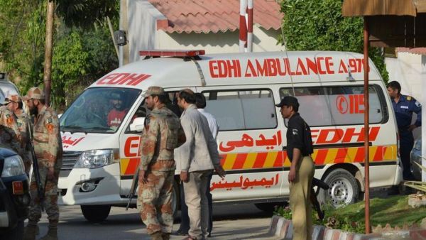 20 killed in bus-tanker collision in northwest Pakistan