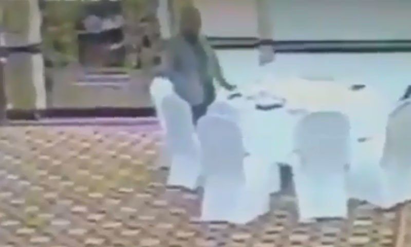 Pak bureaucrat caught stealing Kuwaiti delegate’s wallet suspended