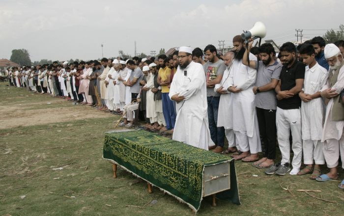 Thousands offer Nimaz-e-Jinaza of slain Kashmiri Administrative service (KAS) officer Naveed Jeelani…