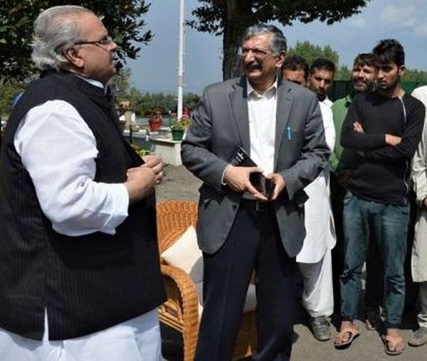 Delegation of fruit growers meets Governor