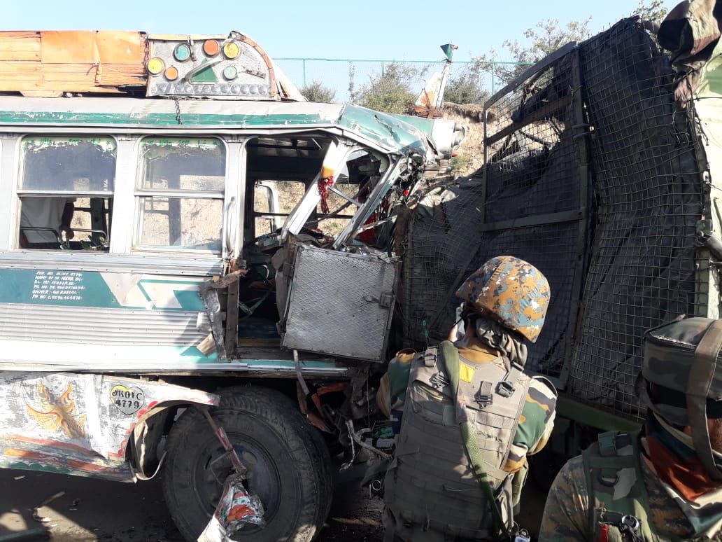 Five army soldiers, civilian injured in Tangmarg road mishap