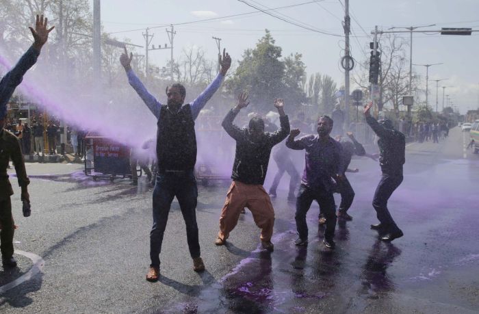 Police foil teachers’ Raj Bhawan march in Srinagar 