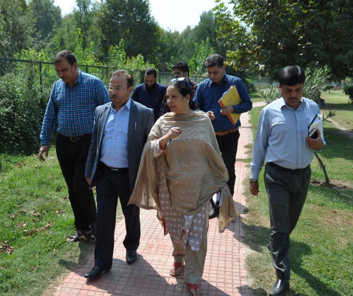 Secy Floriculture stresses on innovative ideas, teamwork for better results