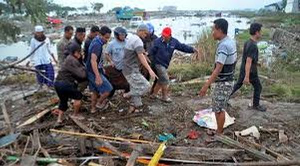 Nearly 400 dead as quake-triggered tsunami hits Indonesian island town