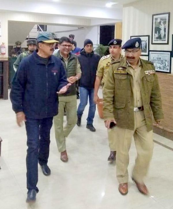 Kumar visits parts of Srinagar City, reviews poll preparedness