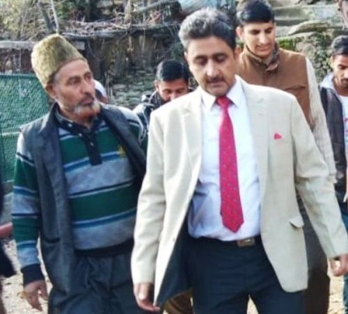 DDC Kupwara visits Mannigah; Takes stock of availability of essentials