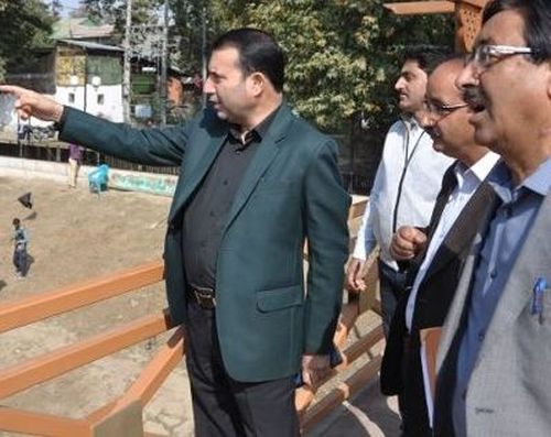 Farooq Shah reviews beautification of Jhelum bund, strengthening FPC embankments