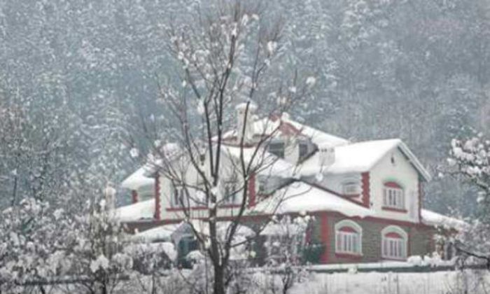Upper reaches in Kashmir receive snowfall