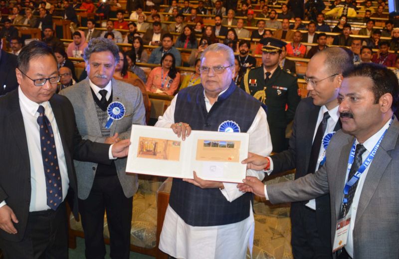 Governor inaugurates Kashmir Autumn FAM Tour-2018