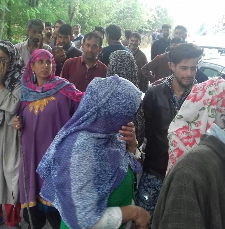 Inhabitants of Wadoora Sopore stage protest against drinking water shortage