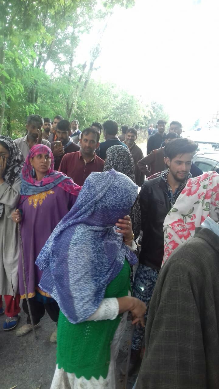 Inhabitants of Wadoora Sopore stage protest against drinking water shortage