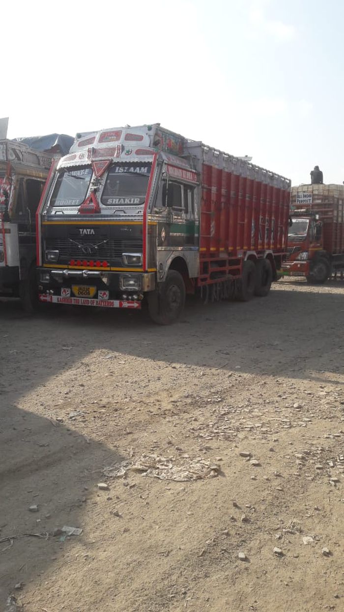 Traffic congestion woes near Arhama Fruit Mandi in Shopian: Locals, drivers face inconvenience
