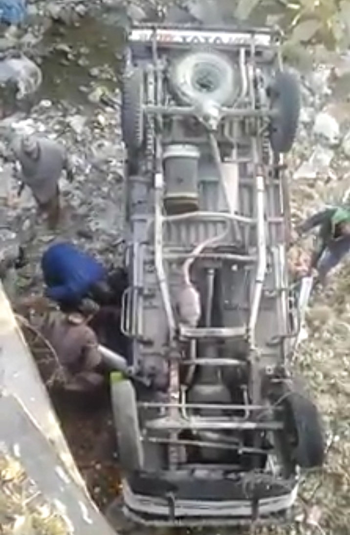 Vehicle turns turtle in Budgam, two injured