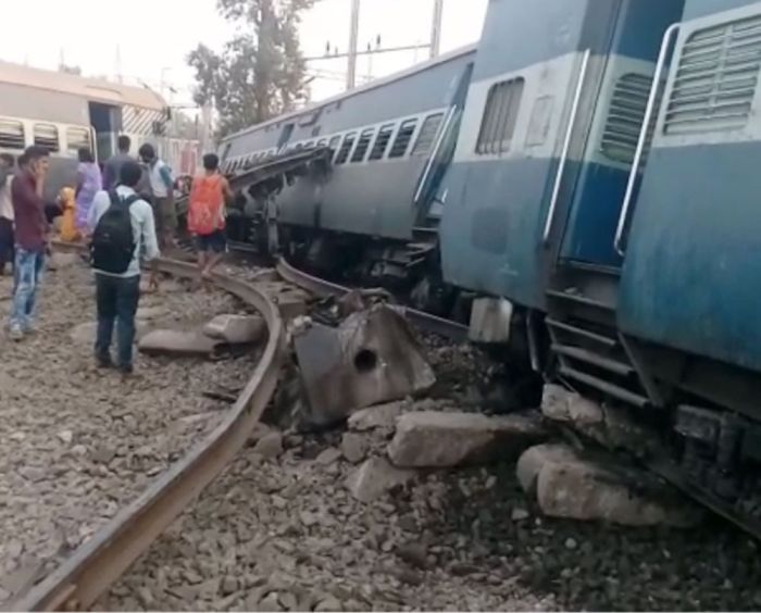 Seven killed as New Farakka Express derails near Rae Bareli