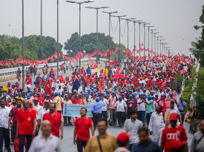 Farmers marching to Parliament stopped some distance away