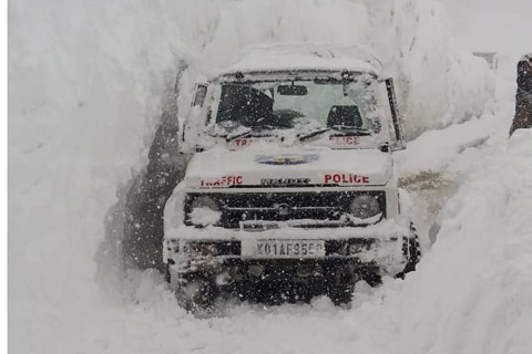 Police team escapes landslides at Zojila Pass