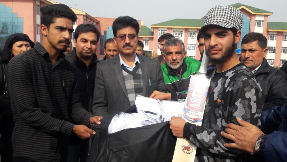 DDC Kulgam distributes sports kits