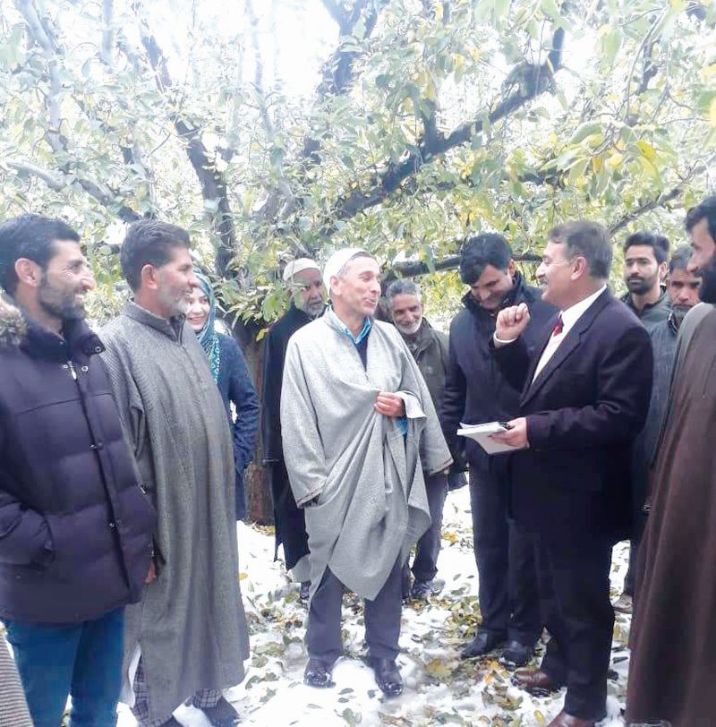 Director Horticulture Kashmir visits snowfall affected districts in South Kashmir
