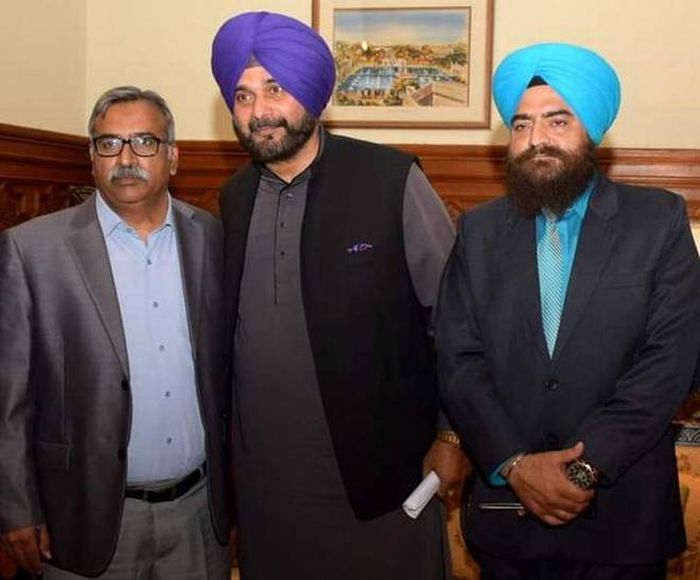 Sidhu assailed after pro-Khalistan leader shares photo with him on social media