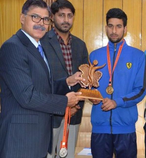 Kumar felicitates cyclists Rameez Raza, Wahid Ahmad
