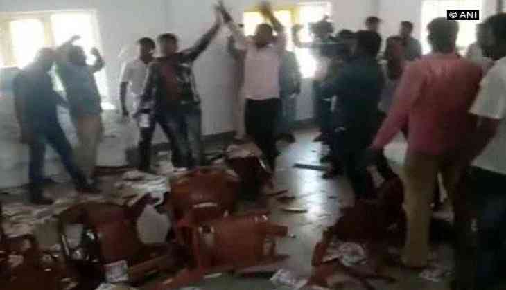 Cong workers vandalise party offices over ticket distribution