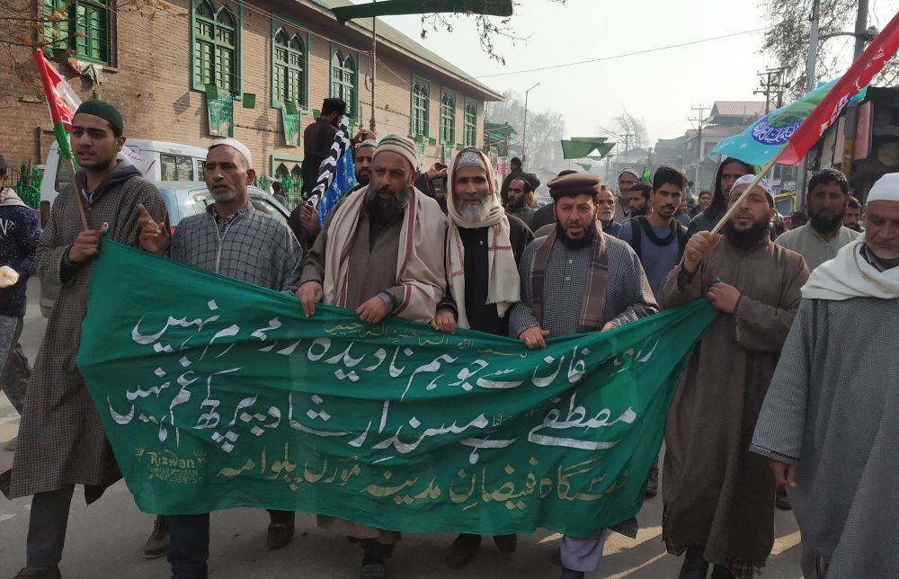 Thousands participate in Eid-e-Milad processions at Pulwama district