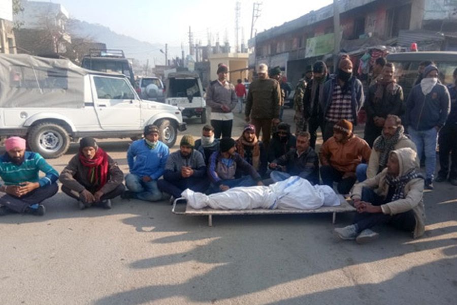 Porter’s death on LoC: Family stages protest in Nowshera to demand compensation