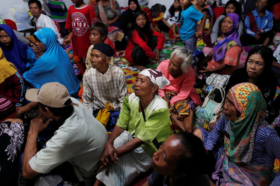 Sick, hungry Indonesia tsunami survivors cram shelters