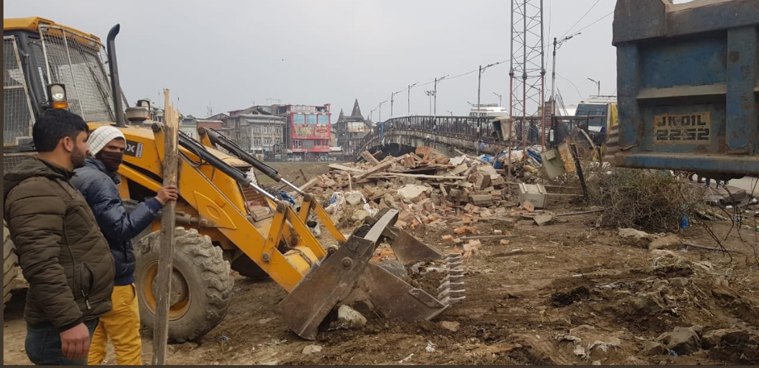 Bunkers removed from AmiraKadal after 3 decades