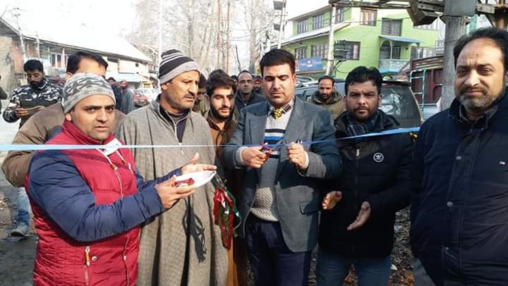 Chairman MC Ganderbal inaugurates Parking lot in Duderhuma Chowk