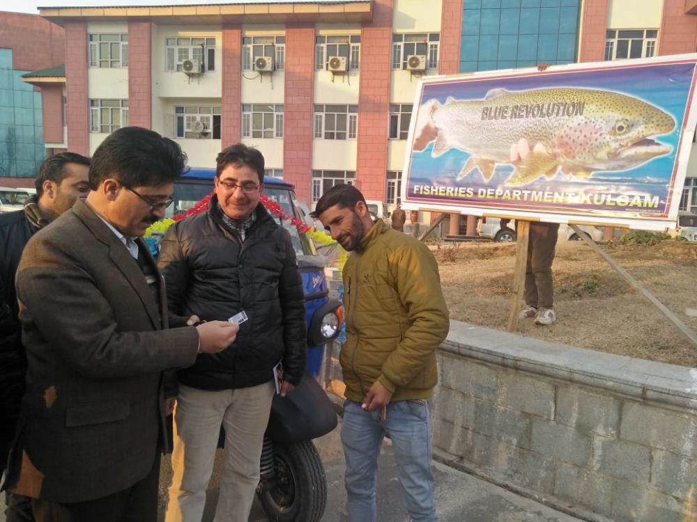 DDC Kulgam hands over Load Carrier to fisherman under ‘Blue Revolution’