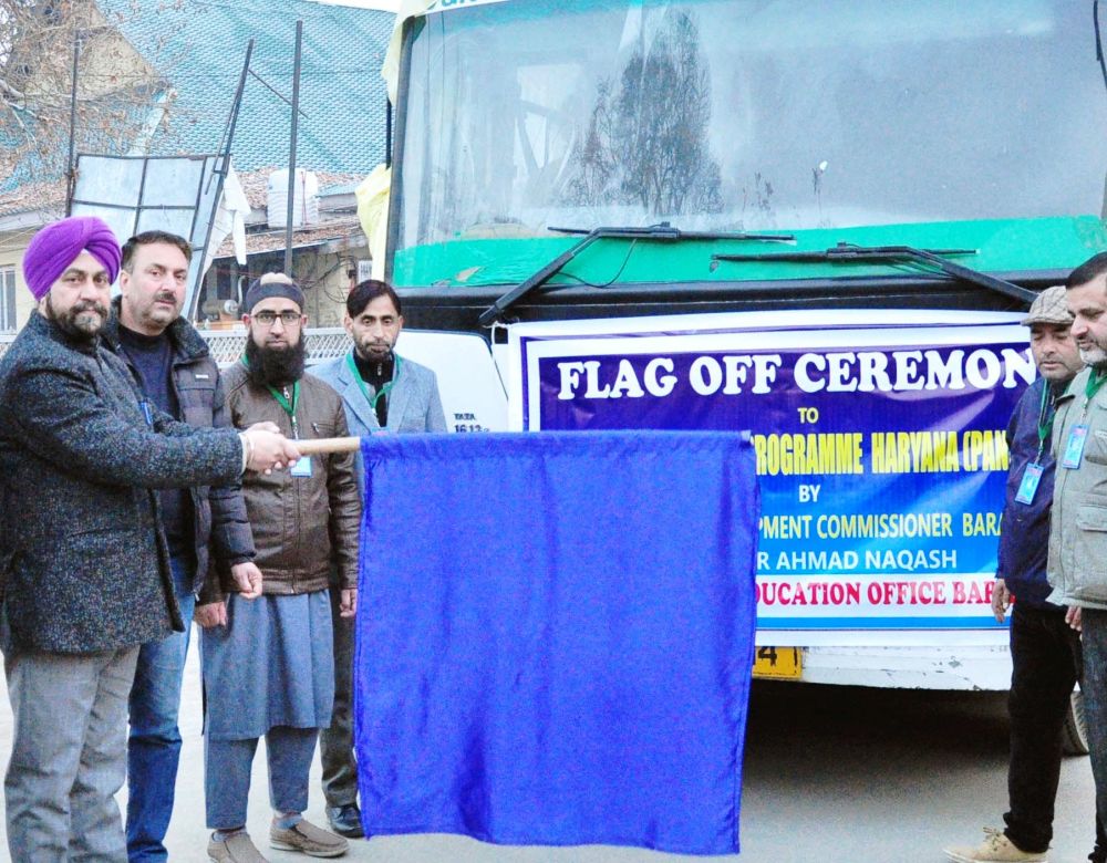Dy CEO flags off students for exchange tour