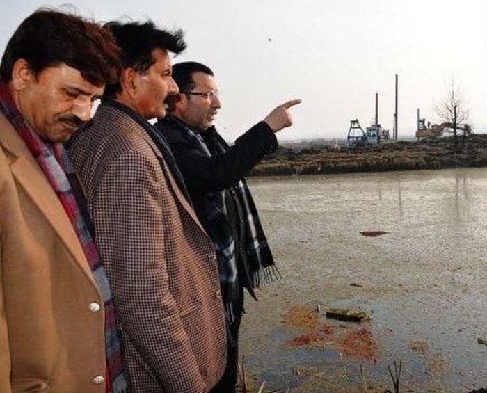    Farooq Shah reviews re-sectioning, dredging works in Hokersar