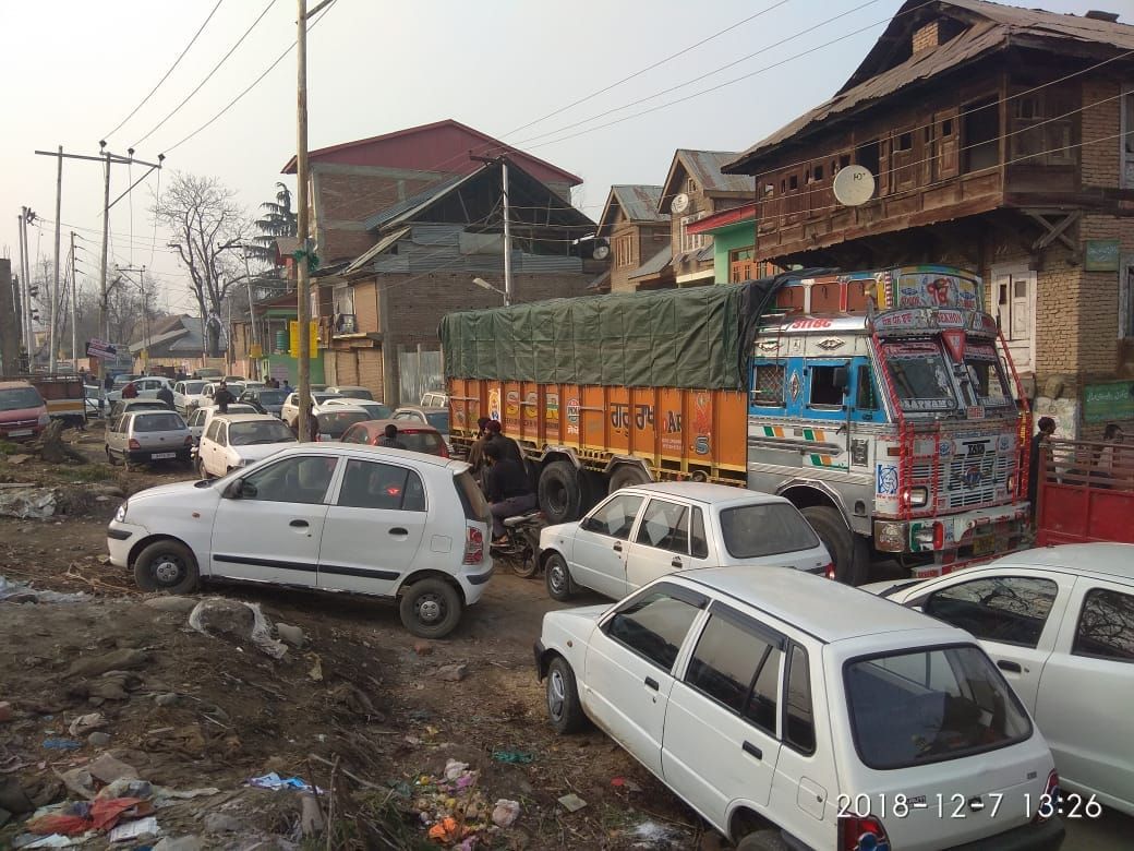 Frequent traffic jams choke roads in Shopian Town