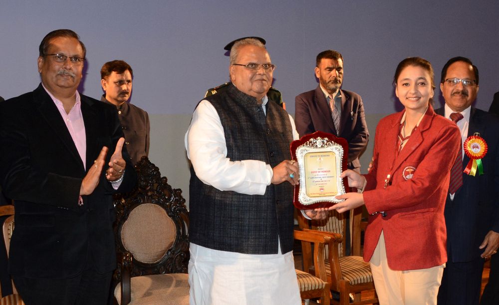 Governor congratulates students for pursuing noble profession of nursing