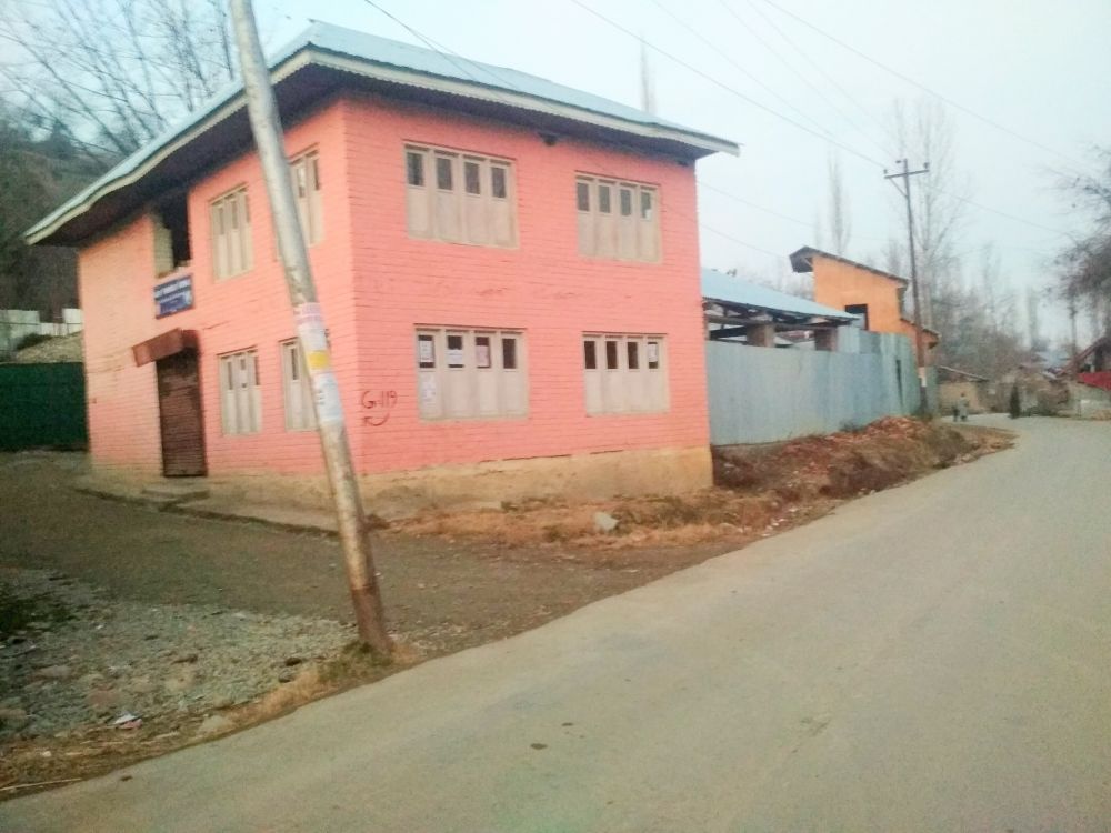 Primary School in Sheikhpora village without fencing, minor students at risk