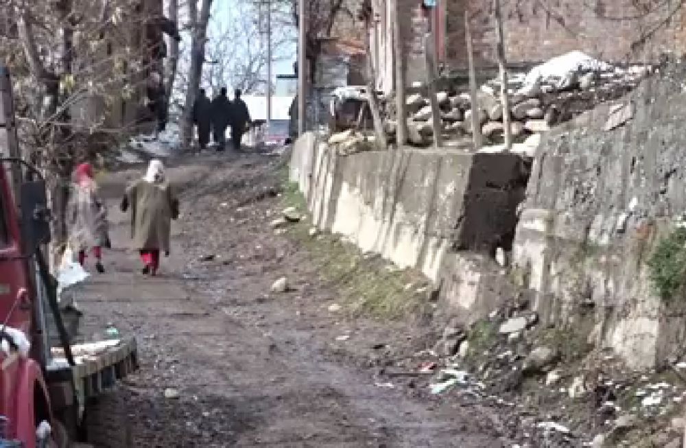 Shopian: Sedow-Jamnagar road in dire straits