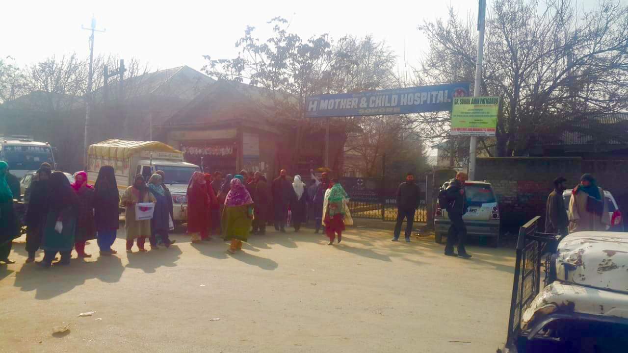 Shortage of doctors in MCH trigger protest in Sopore