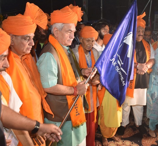 Lt Governor flags off the first batch of Shri Amarnath Ji pilgrims