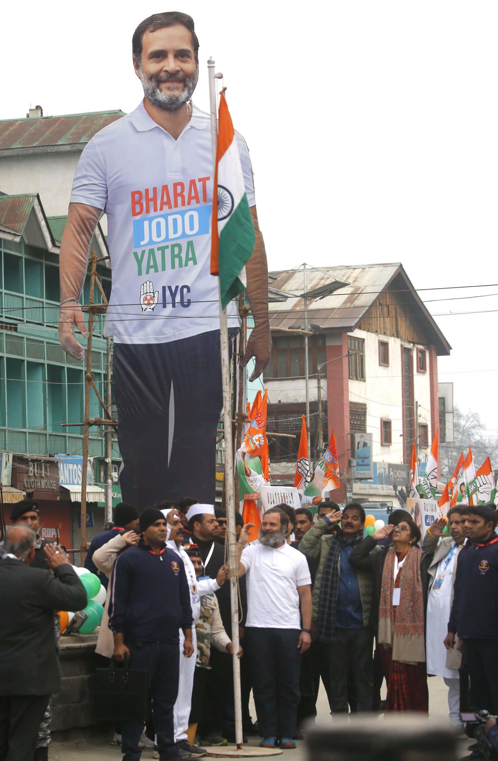 Amid tight security Rahul Gandhi hoists tricolour at Lal Chowk