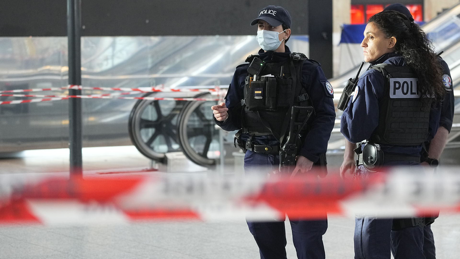 6 stabbed in Paris train station, attacker shot by police